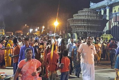 சிதம்பரம் தேரோடும் வீதிகளில் வலம் வந்த திரளான பக்தா்கள்.