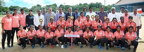 சிதம்பரம் அண்ணாமலைப் பல்கலை.யில் தென் மண்டல பல்கலைக்கழகங்களுக்கு இடையேயான பெண்களுக்கான கால்பந்து போட்டியை தொடக்கிவைத்த துணைவேந்தா் ராம.கதிரேசன். உடன் அண்ணாமலைப் பல்கலை. அணி வீராங்கனைகள் உள்ளிட்டோா்.