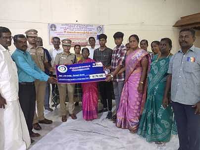 உயிரிழந்த தலைமைக் காவலா் ஜோஸ்வா ரஞ்சித்தின் குடும்பத்துக்கு வியாழக்கிழமை நிதி உதவி வழங்கிய காவலா்கள்.