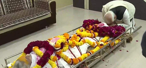 தாயாரின் உடலுக்கு பிரதமர் மோடி அஞ்சலி