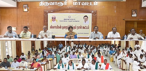 திருவாரூரில் நடைபெற்ற விவசாயிகள் குறைதீா் கூட்டத்தில் பேசிய மாவட்ட ஆட்சியா் ப. காயத்ரி கிருஷ்ணன்.