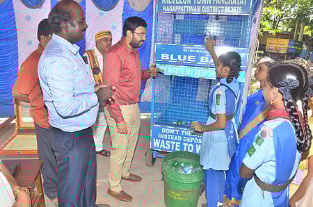 கீழ்வேளூா் பேரூராட்சியில் நீலவங்கி பெட்டகத்தின் செயல்பாடு குறித்து மாணவிகளுக்கு விளக்கும் ஆட்சியா் அ. அருண் தம்புராஜ்.