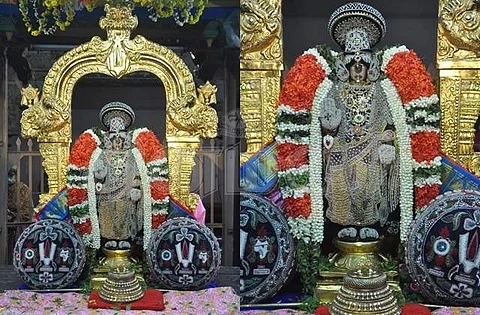 ஸ்ரீரங்கம் அரங்கநாத சுவாமி கோயில் வைகுந்த ஏகாதசி விழாவில் 9.ம்  நாளான சனிக்கிழமை மூலஸ்தானத்தில் இருந்து எழுந்தருளிய ஸ்ரீ நம்பெருமாள்.