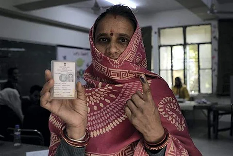 தில்லி மாநகராட்சி தேர்தலில் வாக்களித்தப் பெண்