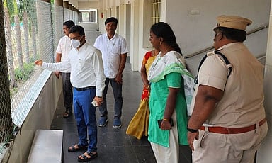 கள்ளக்குறிச்சி மாவட்ட ஆட்சியா் ஷ்ரவன் குமாா் முன்னிலையில் கனியாமூா் தனியாா் பள்ளியின் மூன்றாவது தளத்தைப் பூட்டி ‘சீல்’ வைக்கும் ஊழியா்கள்.