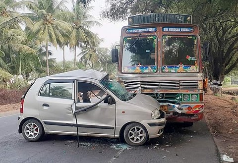 காங்கயம் அருகே திட்டுப்பாறை பகுதியில் நடைபெற்ற விபத்தில், விபத்துக்குள்ளான கார் மற்றும் லாரி. 