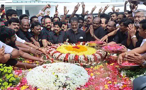 ஜெயலலிதா நினைவிடத்தில் ஓபிஎஸ் அஞ்சலி