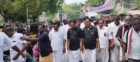 அதிமுகவினர் மௌன ஊர்வலம். சேலம் மாவட்டம் ஆத்தூரில் சேலம் புறநகர் மாவட்ட அதிமுக சார்பில் முன்னாள் முதல்வர் ஜெயலிதாவின் 6 ம் ஆண்டு நினைவு தினத்தை முன்னிட்டு மௌன ஊர்வலம் சேலம் புறநகர் மாவட்ட செயலாளர் ஆர்.