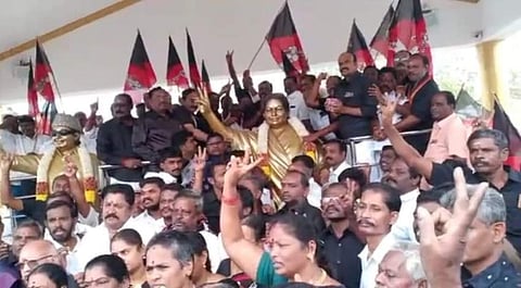 சேலம்: அதிமுக சார்பில் ஜெயலலிதாவின் சிலைக்கு மாலை அணிவித்து மரியாதை