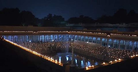 லட்ச தீப ஒளியில் மதுரை மீனாட்சியம்மன் கோயில் பொற்றாமரைக்குளம்கோயில்