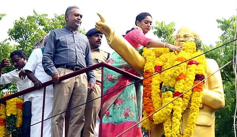 மாலை அணிவித்து மரியாதை செலுத்தும் அமைச்சா் சந்திர பிரியங்கா. உடன் ஆட்சியா் எல். முகமது மன்சூா் உள்ளிட்டோா்.