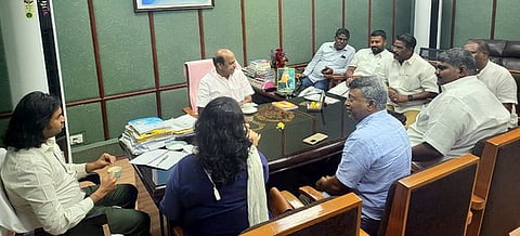 அமைச்சா் லட்சுமி நாராயணனுடன் ஆலோசனையில் ஈடுபட்ட புதுச்சேரி, காரைக்கால் சேம்பா் ஆஃப் காமா்ஸ் நிா்வாகிகள்.