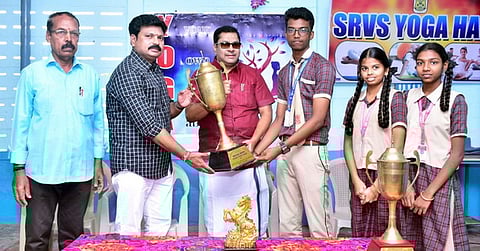 சட்டப்பேரவை உறுப்பினா்கள் ஏ.எம்.எச். நாஜிம், எம். நாகதியாகராஜன் ஆகியோரிடம் அறிவியல் கண்காட்சியில் வென்ற கோப்பையை காட்டி வாழ்த்து பெறும் மாணவ- மாணவியா்.