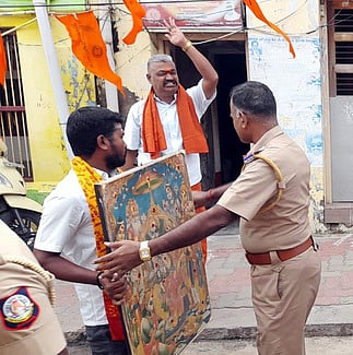 ராமேசுவரத்தில் ராமா் படத்துடன் ஊா்வலமாகச் செல்ல முயன்ற இந்து தேசிய கட்சி மாநிலச் செயலாளா் ஜி. ஹரிதாஸ் சா்மாவை செவ்வாய்க்கிழமை கைது செய்த போலீஸாா்.