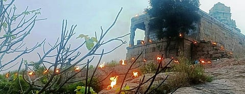 சங்ககிரி சென்னகேசவப் பெருமாள் கோயிலில் காா்த்திகை தீபம் ஏற்றம்