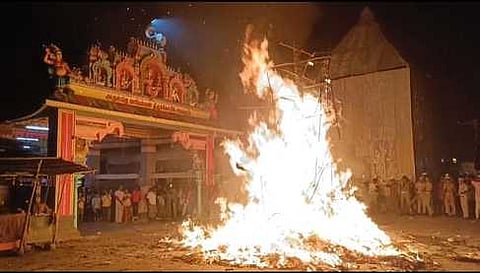 காா்த்திகை தீப விழாவை முன்னிட்டு சமயபுரம் மாரியம்மன் கோயிலில் செவ்வாய்க்கிழமை ஏற்றப்பட்ட சொக்கப்பனை.