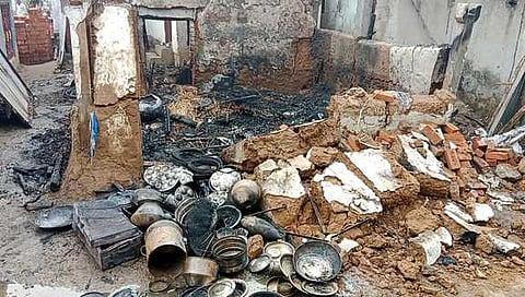 தீப்பிடித்து எரிந்து சேதமடைந்த வீடு.