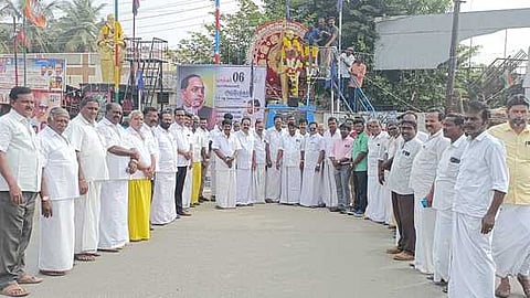 அம்பேத்கா் நினைவு அஞ்சலி நிகழ்ச்சியில் பங்கேற்ற அதிமுகவினா்.