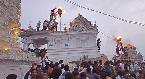 வெண்குன்றம் ஸ்ரீதவளகிரீஸ்வரா் மலைக் கோயிலில் செவ்வாய்க்கிழமை மாலை ஏற்றப்பட்ட காா்த்திகை தீபம்.