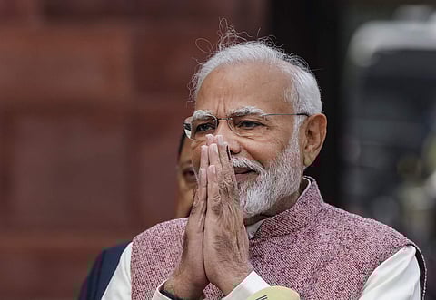 நாடாளுமன்ற குளிர்காலக் கூட்டத் தொடரின் முதல் நாளில், செய்தியாளர்களிடம் பேசும் முன்பு வணக்கம் தெரிவித்த பிரதமர் நரேந்திர மோடி.