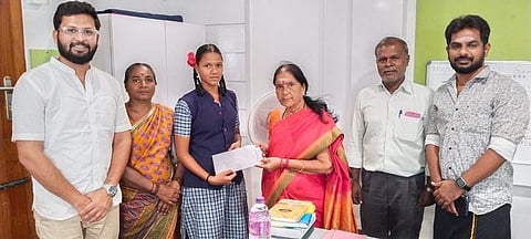 தேசிய நீச்சல் போட்டிக்கு அரசுப் பள்ளி மாணவி தோ்வு: எம்எல்ஏ பாராட்டு