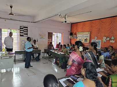 தொடக்கநிலை ஆசிரியா்களுக்கு குறுவள மைய பயிற்சி