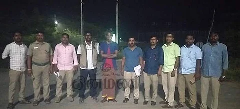 மணப்பாறையில் யானை தந்தங்கள் விற்பனையில் ஈடுபட்ட ஒருவரை கைது செய்த வனச்சரகத்தினர், வன பாதுக்காப்புப் படையினர்.