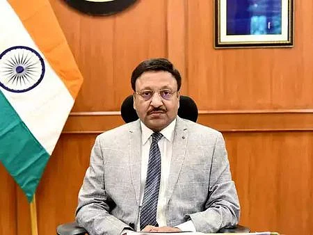 சவாலாக உருவாகும் போலி சமூக ஊடகப் பதிவுகள்: தலைமை தோ்தல் ஆணையா் ராஜீவ் குமாா்
