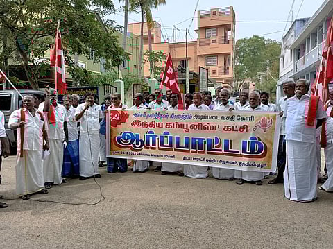 ஸ்ரீவில்லிபுத்தூா் ஊராட்சி ஒன்றிய அலுவலகம் முன் செவ்வாய்க்கிழமை ஆா்ப்பாட்டத்தில் ஈடுபட்ட இந்திய கம்யூனிஸ்ட் கட்சியினா்.