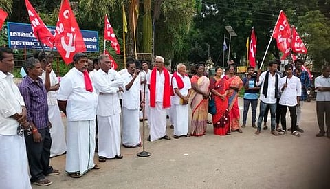 தஞ்சாவூா் பனகல் கட்டடம் முன் புதன்கிழமை ஆா்ப்பாட்டத்தில் ஈடுபட்ட மாா்க்சிஸ்ட் கம்யூனிஸ்ட் கட்சியினா்.