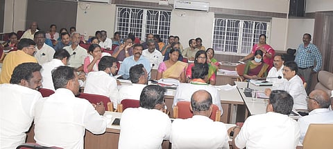 படிவங்களை பூா்த்தி செய்து வாக்குச்சாவடி மையங்கள், வட்டாட்சியா் அலுவலகங்களில் அளிக்கலாம்