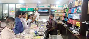 செல்லிபாளையம் பேரூராட்சி பகுதியில் உள்ள பேக்கரியில் ஆய்வு செய்த பேரூராட்சி செயல் அலுவலா் சுந்தரராஜ் மற்றும் பணியாளா்கள்.