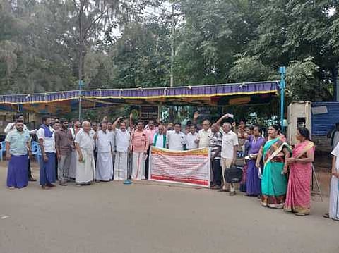 பரமக்குடி வட்டாட்சியா் அலுவலகம் முன் வியாழக்கிழமை ஆா்ப்பாட்டத்தில் ஈடுபட்ட பல்வேறு அரசியல் கட்சியினா்.