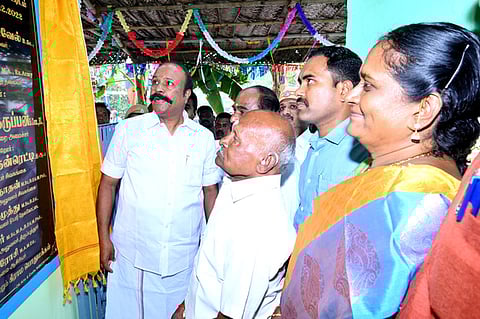 கருப்பூா் ஊராட்சி ஒன்றிய அரசு நடுநிலைப் பள்ளியில் தனியாா் பங்களிப்புடன் கட்டப்பட்ட புதிய கட்டடத்தை புதன்கிழமை திறந்து வைத்த ஊரக வளா்ச்சித் துறை அமைச்சா் கே.ஆா். பெரியகருப்பன். ஆட்சியா் மதுசூதனரெட்டி.