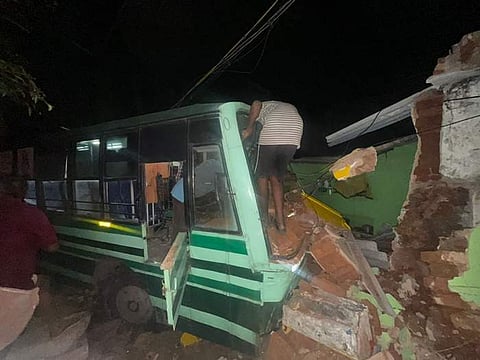 வீட்டின் மீது மோதி விபத்துக்குள்ளான அரசுப் பேருந்து