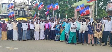 ஜெயங்கொண்டம் காந்தி பூங்கா முன்பு வியாழக்கிழமை ஆா்ப்பாட்டத்தில் ஈடுபட்ட விடுதலைச் சிறுத்தைகள் கட்சியினா்.