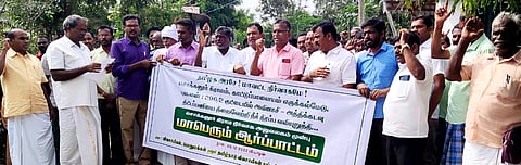 ஆா்ப்பாட்டத்தில் பங்கேற்ற விவசாயிகள்.