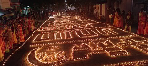 சாய்பாபா ஆலயம் முன்பு வியாழக்கிழமை ஏற்றப்பட்டிருந்த தீபங்கள்.