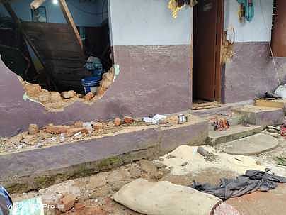 சேதமடைந்த வீடு.