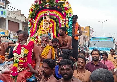 கந்தா்வகோட்டையில் வியாழக்கிழமை நடைபெற்ற தா்மசாஸ்தா கோயில் ஐயப்பன் உத்சவா் வீதி உலா.