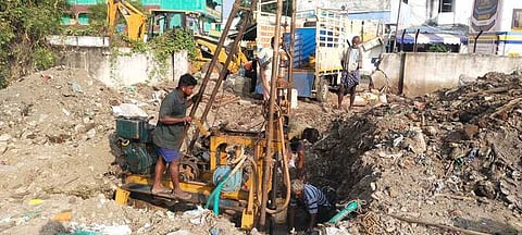 சிவகாசி மாநகராட்சி புதிய அலுவலகக் கட்டடம் கட்ட உள்ள இடத்தில் வியாழக்கிழமை நடைபெற்ற மண் பரிசோதனை.