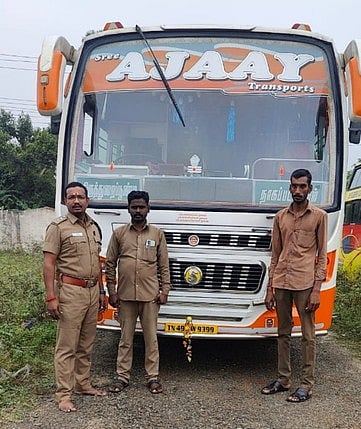 பறிமுதல் செய்யப்பட்டு, நாகை வட்டாரப் போக்குவரத்து அலுவலக வளாகத்தில் நிறுத்தப்பட்டுள்ள தனியாா் பேருந்து.