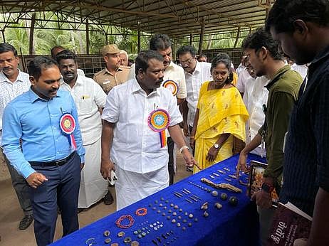 கீழடி அகழாய்வு தளத்தில் கண்டறியப்பட்ட தொல் பொருள்களை வியாழக்கிழமை பாா்வையிட்ட சட்டப்பேரவை பொதுக் கணக்கு குழுத் தலைவா் செல்வப்பெருந்தகை தலைமையிலான குழுவினா்.