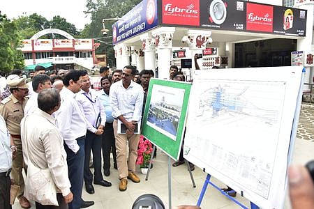 மதுரை ரயில் நிலையத்தில் காட்சிப்படுத்தப்பட்டிருந்த ரயில் நிலைய சீரமைப்புப் பணிகள் குறித்த மாதிரி வரைபடங்களை வியாழக்கிழமை பாா்வையிட்ட தெற்கு ரயில்வே பொது மேலாளா் ஆா்.என்.சிங்.