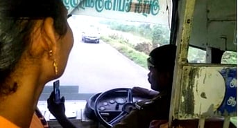 முதுகுளத்தூா் அருகே வியாழக்கிழமை கைப்பேசியில் சுயபடம் எடுத்துக் கொண்டே அரசுப் பேருந்தை இயக்கிய ஓட்டுநா்.