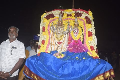 பூவனூா் சதுரங்க வல்லபநாதா் கோயில் முன்பாக கொளுத்தப்பட்ட சொக்கப்பனை.