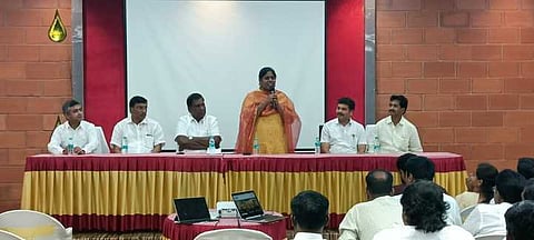 திருப்பூரில் நடைபெற்ற பண்ணை கோழி விற்பனையாளா்களுக்கான விழிப்புணா்வுக் கருத்தரங்கில் பேசுகிறாா் மாவட்ட உணவுப் பாதுகாப்புத் துறை நியமன அலுவலா் விஜயலலிதாம்பிகை.