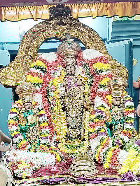 திருக்காா்த்திகை தீபத் திருவிழாவையொட்டி, ஸ்ரீதேவி, பூதேவியருடன் மாட வீதிகளில் வலம் வந்த உற்சவா் தேவராஜ சுவாமி.