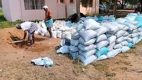 திருவாடானை ஊராட்சி ஒன்றிய அலுவலகத்தில் மாண்ட்ஸ் புயல் எதிரொலியாக வியாழக்கிழமை மணல் மூடைகள் தயாா் செய்யும் பணியில் ஈடுபட்டுள்ளனா்.