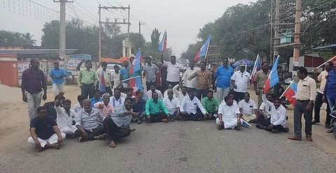 அம்பேத்கரின் உருவப்படம் அகற்றப் பட்டதை கண்டித்து சாலை மறியல் போராட்டம் நடத்திய  விடுதலை சிறுத்தைகள் கட்சியினர். 